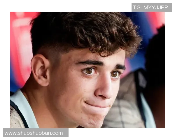 足球场上的颜值盛宴盘点那些令人心动的足球明星风采与魅力 足球场上的颜值盛宴盘点那些令人心动的足球明星风采与魅力