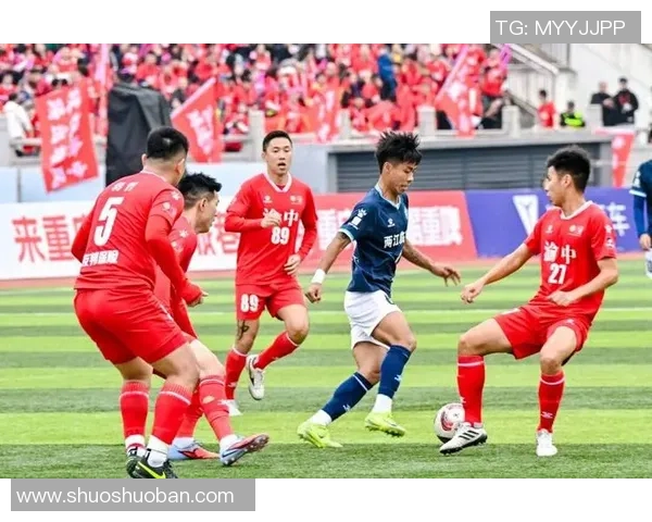 足球明星激情时刻握拳举手视频展现他们的奋斗精神与团队合作魅力